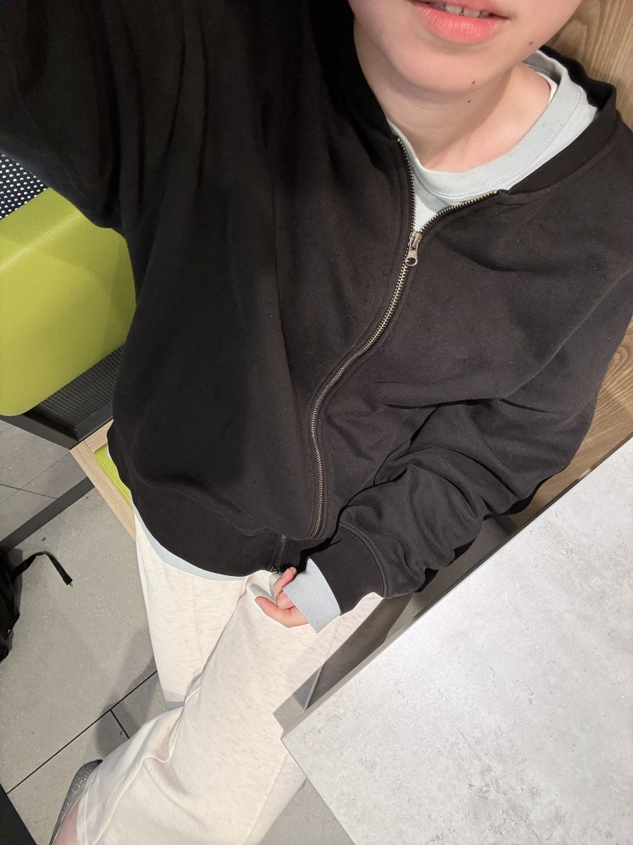 2urik's tweet photo. 人中に傘を持つ連れの手が当たって❗️殴られた〜って喫煙者ポーズしてあそんでる😄マックです https://t.co/QWo2bjKLf2