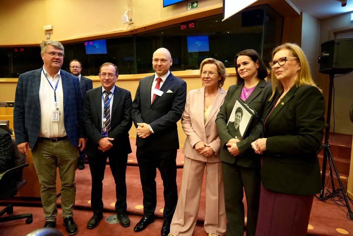 WasikMaciej's tweet photo. Ważna konferencja w Parlamencie Europejskim „Polski Czerwiec 1976 – droga do wolności Europy” organizowana przez Małgorzatę Gosiewską. Rozmawialiśmy o bohaterstwie robotników Radomia, Ursusa i Płocka oraz naszej drodze do wolności. Gościem specjalnym konferencji była liderka opozycji białoruskiej Swiatłana Cichanouska. Wolność i solidarność naszych narodów to wspólna sprawa.