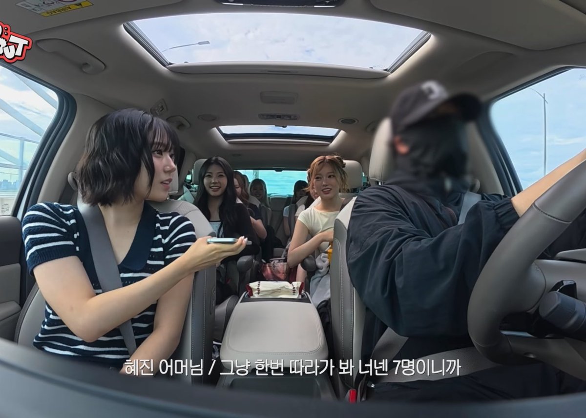 A car full of young women, including a mother driving, share a lighthearted moment as the mother teases her daughter about "settling things with page count" (referring to online fan pages), with Korean subtitles reading "허전 어머님 / 그냥 한번 따라가 봐 너면 7명이나까" ("Empty mom / Just try following once, it's 7 people for you"). The image captures a playful family dynamic during a road trip, fitting the post's theme of teasing humor about online popularity.