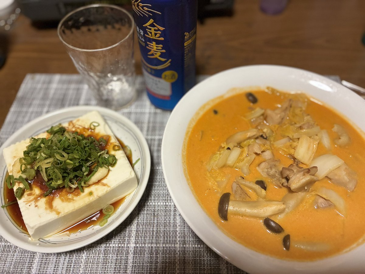 VIOLETREQU's tweet photo. おつJIN🍺

今日は
鶏ももと白菜、しめじのトマトクリーム煮。

トマトピューレと牛乳でまろやかにして、最後にタバスコ少し🌶️
思ってたよりこの組み合わせ合うな。

冷奴はネギたっぷりでさっぱり。
濃いめのメインとちょうどいい感じになりました👌

今日はこんな感じでいただきます。

#おつJIN #おうちごはん #自炊 #料理男子 #晩ごはん #トマトクリーム