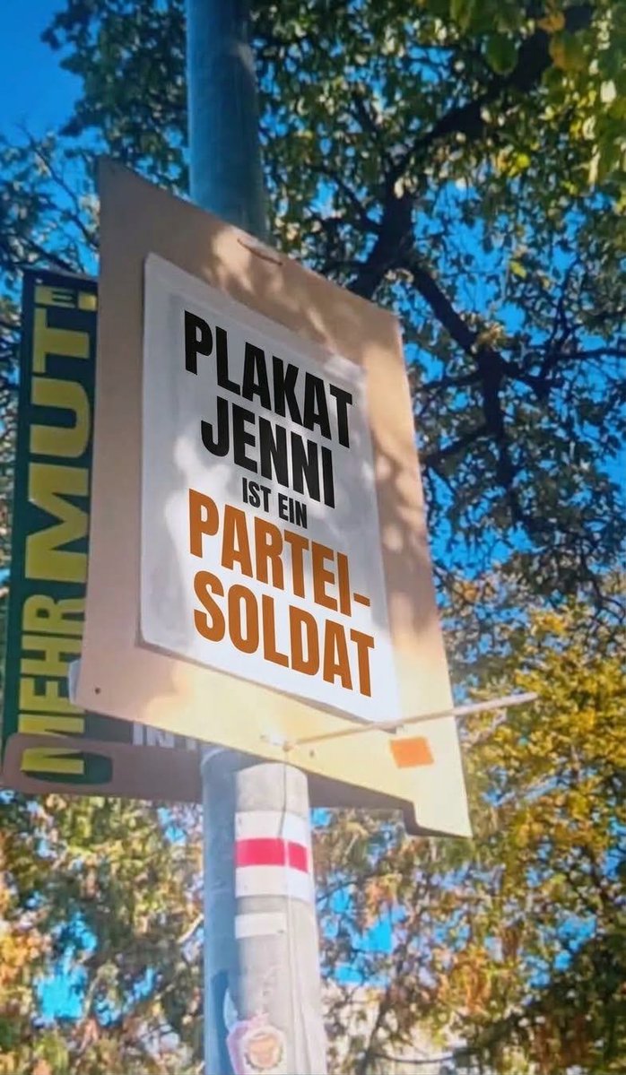 Maria0ooioo0's tweet photo. @DieGrueneFrau PLAKAT JENNIFER ist ein Parteisoldat - Zieht stramm durch,egal wie sinnlos die Parole ist!! Ich war auch Plakate aufhängen🤷‍♂️🐑 https://t.co/x9r9wltwS3