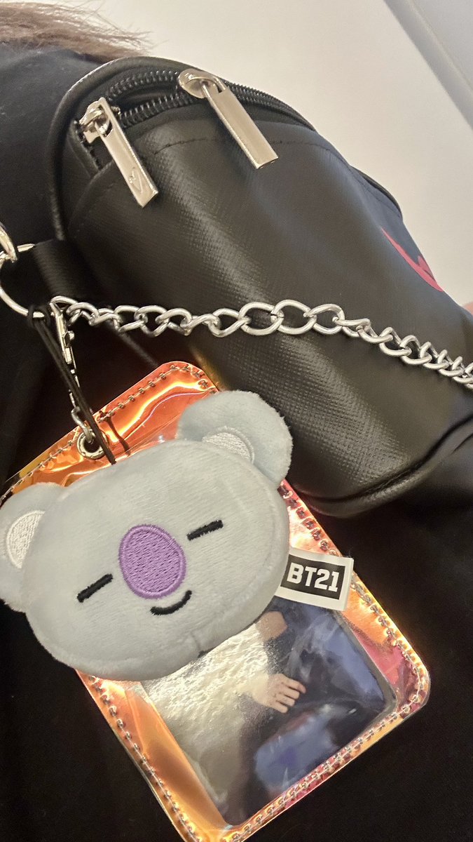 Mayn_OT7's tweet photo. Aqui, gente. Peguei os 4 queridos e já fui testar varios jeitos de usar 😂
#minimark #bt21 #cinemark #bts https://t.co/1sDxJoikGd