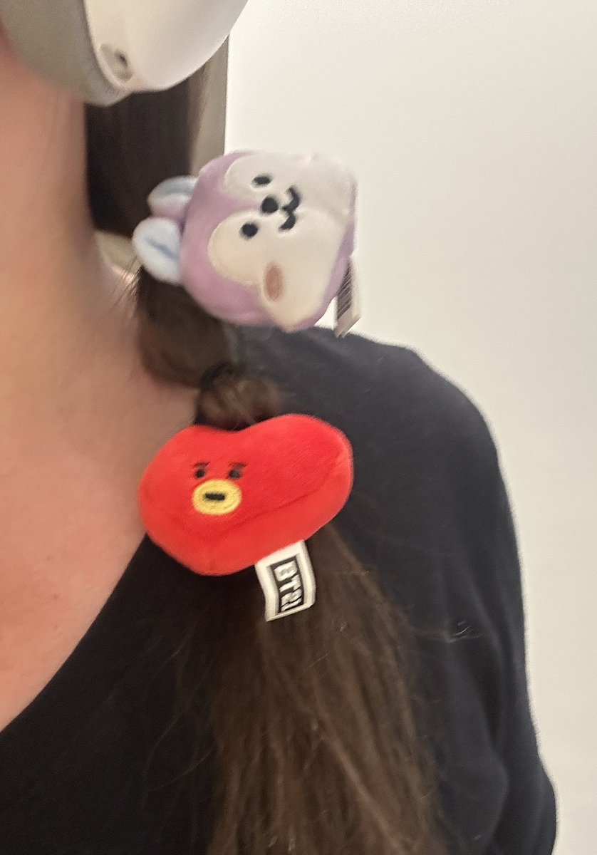 Mayn_OT7's tweet photo. Aqui, gente. Peguei os 4 queridos e já fui testar varios jeitos de usar 😂
#minimark #bt21 #cinemark #bts https://t.co/1sDxJoikGd