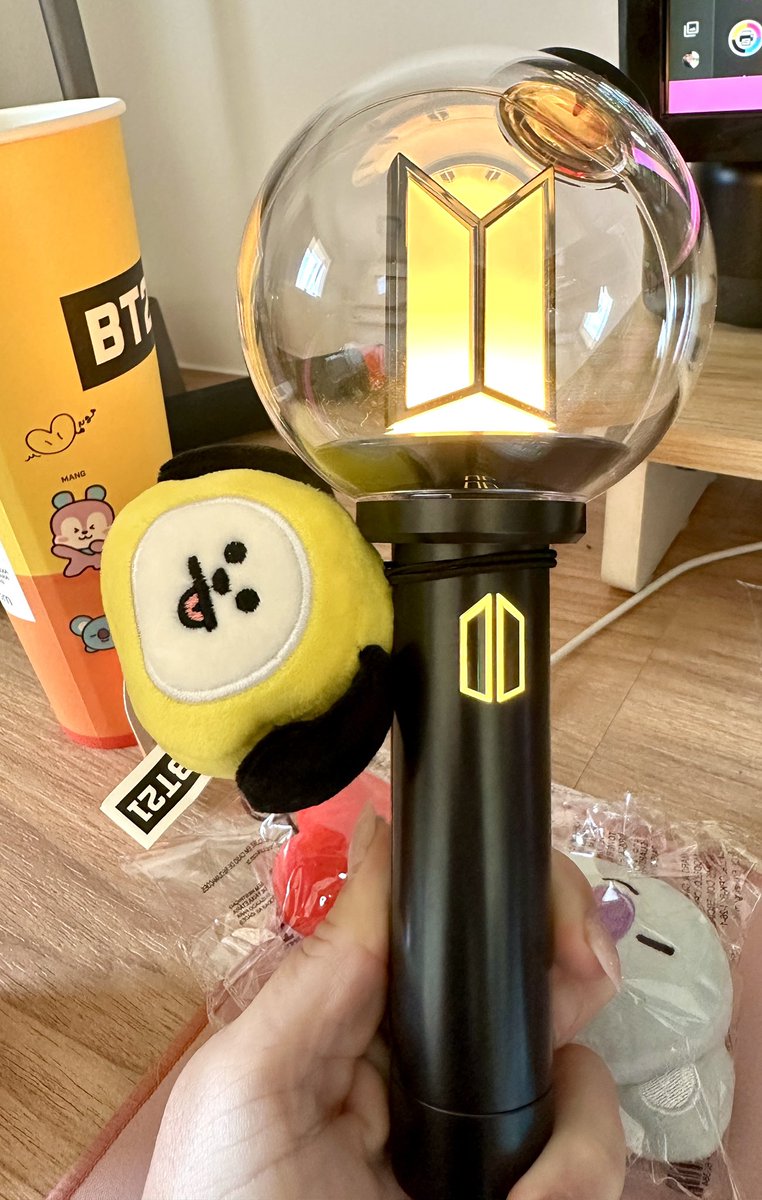 Mayn_OT7's tweet photo. Aqui, gente. Peguei os 4 queridos e já fui testar varios jeitos de usar 😂
#minimark #bt21 #cinemark #bts https://t.co/1sDxJoikGd