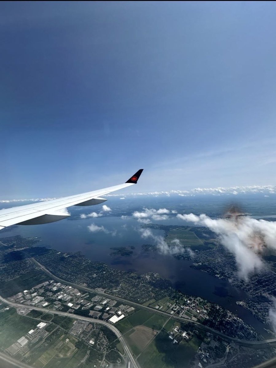 Veohhz's tweet photo. Finally leaving to Japan for 2 weeks. 🇯🇵 14 hours in the Sky, music in airpods, no Scrolling, just pure excitement knowing I’ll be in my favourite place on earth soon. 🥂 https://t.co/lVzfDUXyKI
