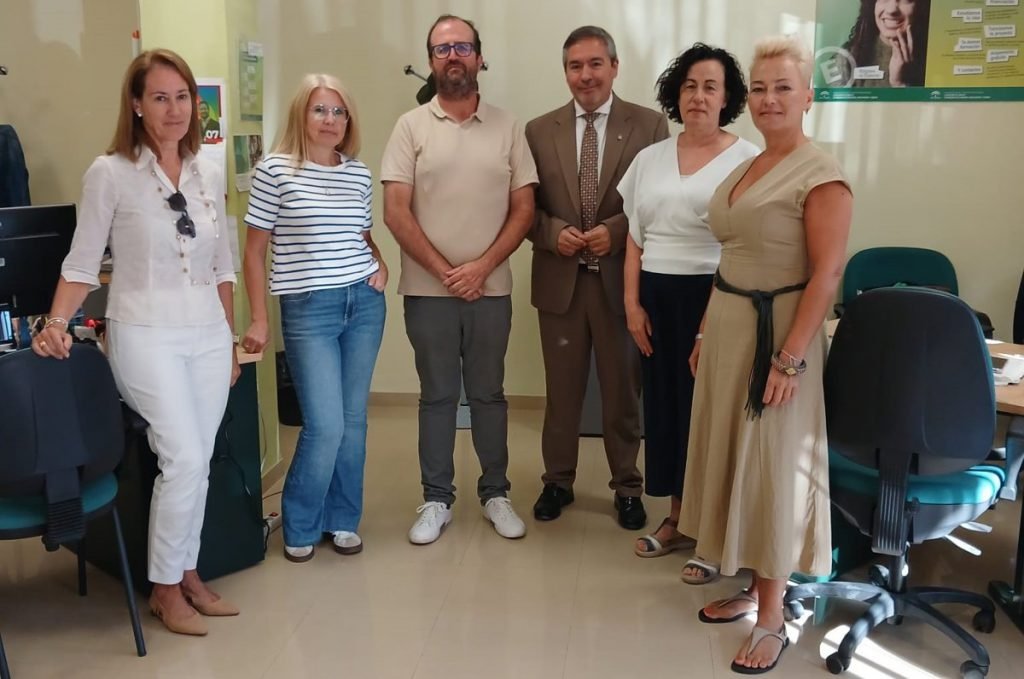 aemprende's tweet photo. ๐ @GumerFernandez2, delegado @EconoHaciendAND @IndustriaAnd @JuntaGranada, ha visitado el #CADEAlquife @cadegranada, donde se impulsa la creaciรณn y consolidaciรณn de proyectos empresariales en la comarca.
๐ Desde 2022:
๐น 113 nuevas empresas
๐น 116 empleos
๐น 2,7 Mโฌ de inversiรณn movilizada
๐ค Asesoramiento, formaciรณn y acompaรฑamiento para hacer crecer nuevos proyectos.
๐ฐ https://t.co/7T6nvVWuxH
#EmprendeAND