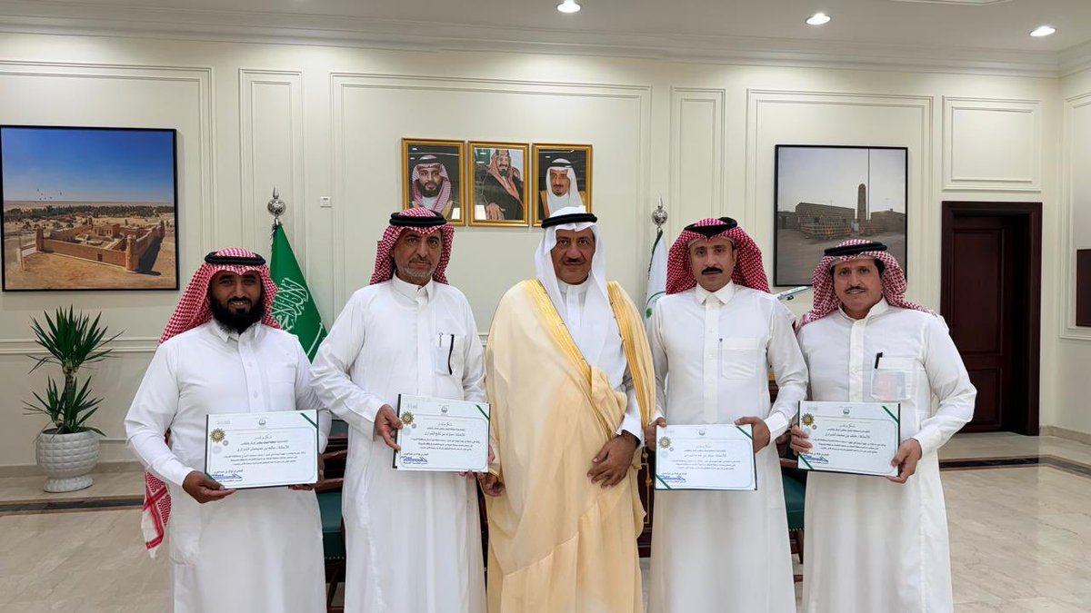 guryatnws's tweet photo. نيابة عن سمو #امير_منطقة_الجوف استقبل سعادة #محافظ_القريات الدكتور/طلال بن مشل التمياط أصحاب المساجد المتميزة الواقعة بمحطات الوقود وعلى الطرق الرئيسية في محافظة #القريات وذلك لتسليمهم شهادات شكر وتقدير من سمو أمير المنطقة تقديرًا لجهودهم في العناية بالمساجد والاهتمام بنظافتها والمحافظة على مظهرها وتميزها على مستوى المنطقة 

@AljoufSA

@altemyat11
