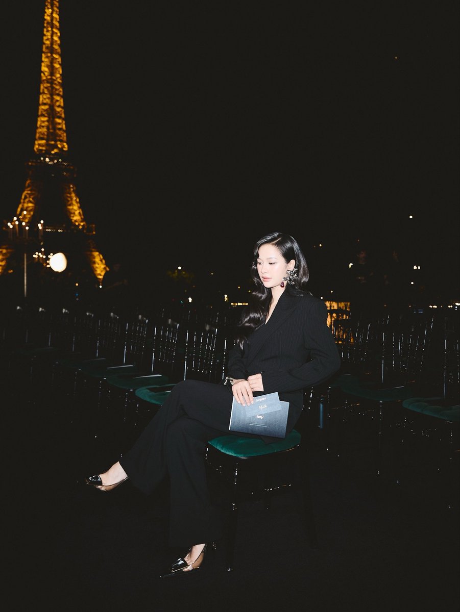 GMMTV's tweet photo. "มิ้ลค์ พรรษา" Saint Laurent Brand Ambassador เข้าร่วมชมโชว์ Saint Laurent Women's Summer 2027 ณ กรุงปารีส ประเทศฝรั่งเศส เมื่อคืนที่ผ่านมา

#MilkPansa #YSLxMilkPansa 
#YSL @YSL 
#YvesSaintLaurent    
#SaintLaurent 
#GMMTV 
@panlyyy https://t.co/EFuSnqkU6p
