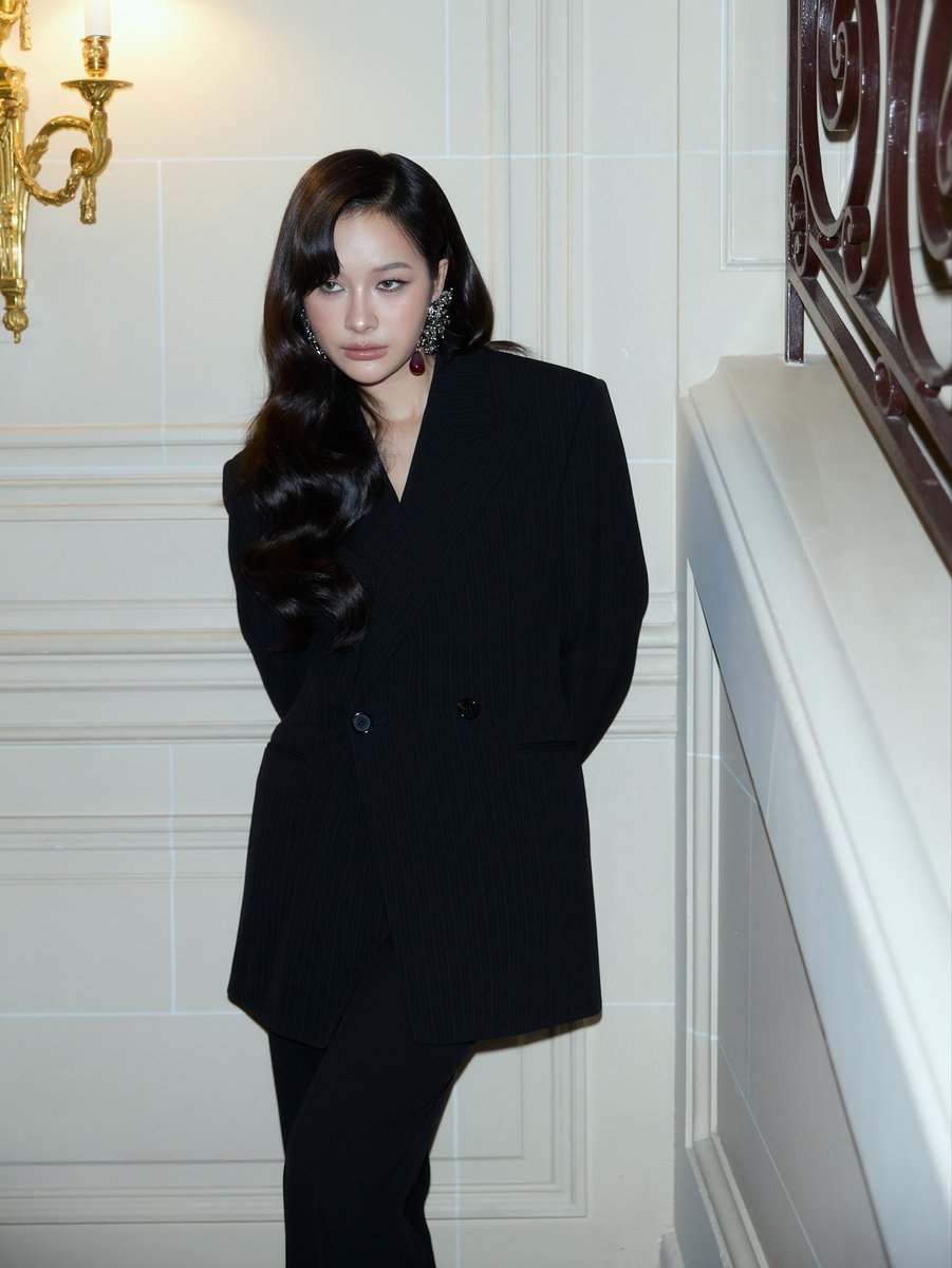 GMMTV's tweet photo. "มิ้ลค์ พรรษา" Saint Laurent Brand Ambassador เข้าร่วมชมโชว์ Saint Laurent Women's Summer 2027 ณ กรุงปารีส ประเทศฝรั่งเศส เมื่อคืนที่ผ่านมา

#MilkPansa #YSLxMilkPansa 
#YSL @YSL 
#YvesSaintLaurent    
#SaintLaurent 
#GMMTV 
@panlyyy https://t.co/EFuSnqkU6p