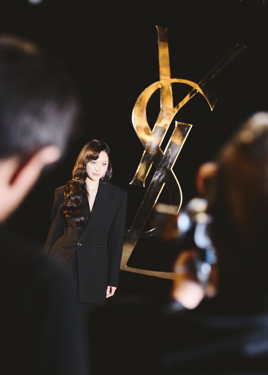 GMMTV's tweet photo. "มิ้ลค์ พรรษา" Saint Laurent Brand Ambassador เข้าร่วมชมโชว์ Saint Laurent Women's Summer 2027 ณ กรุงปารีส ประเทศฝรั่งเศส เมื่อคืนที่ผ่านมา

#MilkPansa #YSLxMilkPansa 
#YSL @YSL 
#YvesSaintLaurent    
#SaintLaurent 
#GMMTV 
@panlyyy https://t.co/EFuSnqkU6p