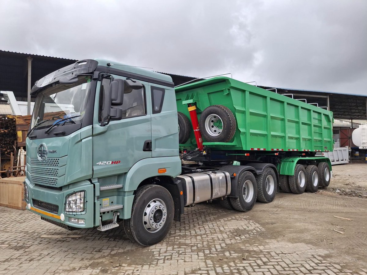 anj_116_'s tweet photo. FAW CA 4250 JH6.420 with Tipping Body 

Engine: FAWDE CA6DM2-42, 6-cylinder in-line, water-cooled, turbocharged, and intercooled

Horsepower: 420 hp (309 kW) at 1,900 rpm

Torque: 2,000 Nm at 1,000 - 1,400 rpm

Transmission: 12-speed fully synchromeshed manual

Drive Configuration: 6x4 (Right-Hand Drive)

Gross Combination Mass (GCM): Designed to pull up to 44,000+ kg depending on trailer configuration

Fuel Capacity: Dual tanks totaling 900 liters (450 L + 450 L)

Brakes: WABCO full air dual-circuit with ABS

Suspension: Front semi-elliptic leaf springs; rear multi-leaf spring suspension

Cabin & Comfort 

JH6 raised floor, high-roof forward-tilt cab

Double sleeper cabin, ideal for long-distance drivers

Air-suspended driver's seat with multi-dimensional adjustability

Standard air conditioning, radio, and MP3/USB connectivity

Available Colors: White, Brown, Blue, Grey

Price: KES 7,020,000/- ($54,000) (SHR) and KES 7,540,000/- ($58,000) (DHR); Tipper Body @ KES 4,630,000/-. 

☎️ 0720586035

https://t.co/BOoa5qshz2
