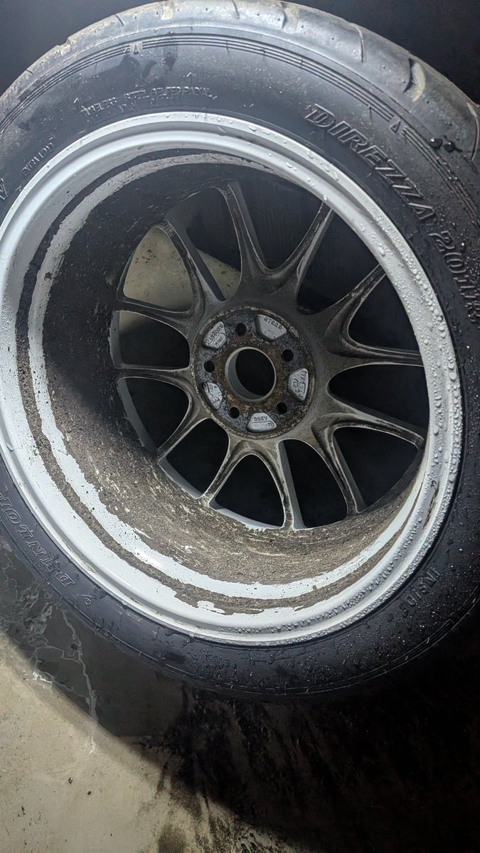 yamashu_555's tweet photo. 平日に整備とメンテ!
ホイールの泥が
やばかったけどきれいになりました!
#ENKEI
#GTC02
#DUNLOP
#DIREZZA https://t.co/vZLXuHO2dU