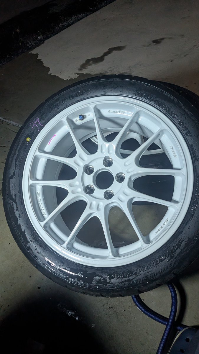 yamashu_555's tweet photo. 平日に整備とメンテ!
ホイールの泥が
やばかったけどきれいになりました!
#ENKEI
#GTC02
#DUNLOP
#DIREZZA https://t.co/vZLXuHO2dU