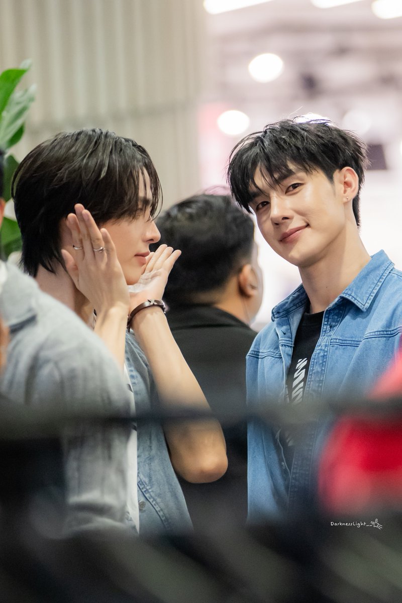 DarknessLight__'s tweet photo. พี่ตี๋ หันไปดูดอกไม้บานก่อนจ้า

GOLDENZEBRA X TEEHENG

#RobinsonSuperJeansWeekXTeeHeng
#TeeHeng
@Tee_wongsajaem @HengmarkII https://t.co/g91ZcVdpE6