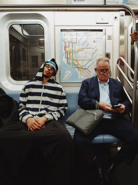FrenchRapUS's tweet photo. 🚨 HUGO EKITIKÉ A VÉCU LE RÊVE DE TOUS LES FOOTBALLEURS ! 

En vacances à New York, l’attaquant français a pu prendre le métro et se balader en ville incognito sans être reconnu par personne 😭 https://t.co/Yu7TGkzB0Y