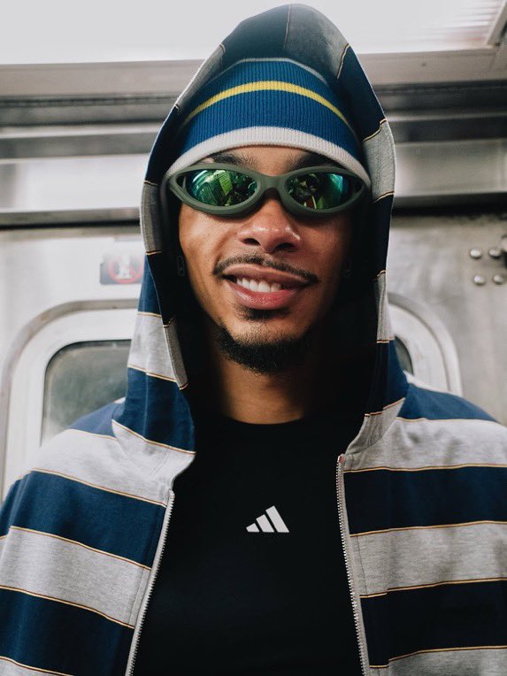 FrenchRapUS's tweet photo. 🚨 HUGO EKITIKÉ A VÉCU LE RÊVE DE TOUS LES FOOTBALLEURS ! 

En vacances à New York, l’attaquant français a pu prendre le métro et se balader en ville incognito sans être reconnu par personne 😭 https://t.co/Yu7TGkzB0Y