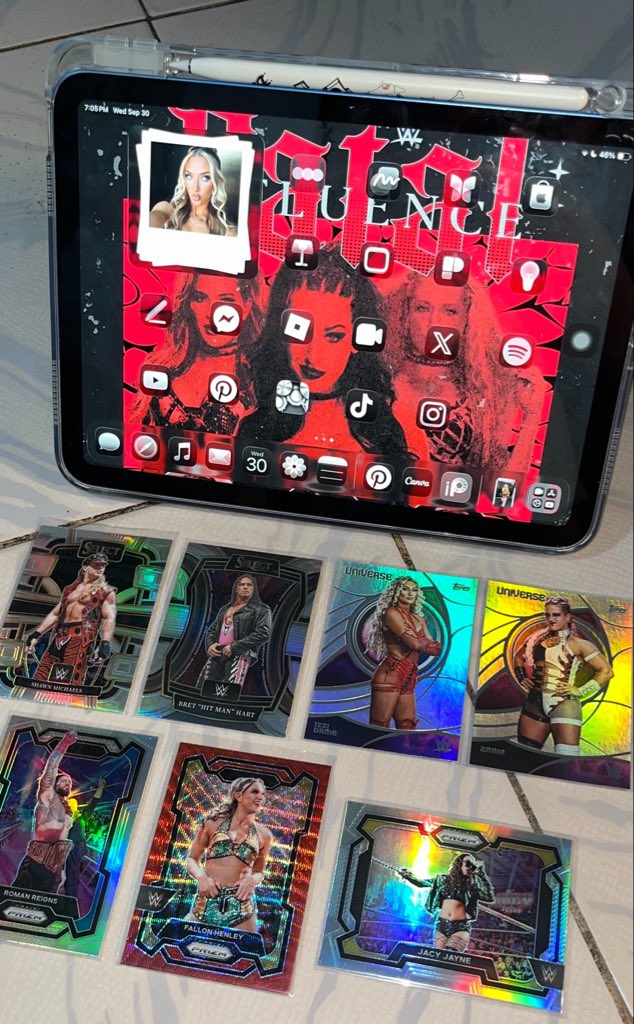 skyflair_'s tweet photo. guys look at the cards my mom got me 😁 she loves bret, so i had to get shawn. she also likes roman. and the girlies are all mine obv 🫶🏽 #fallacy #zazi https://t.co/sWwWtB4ATO