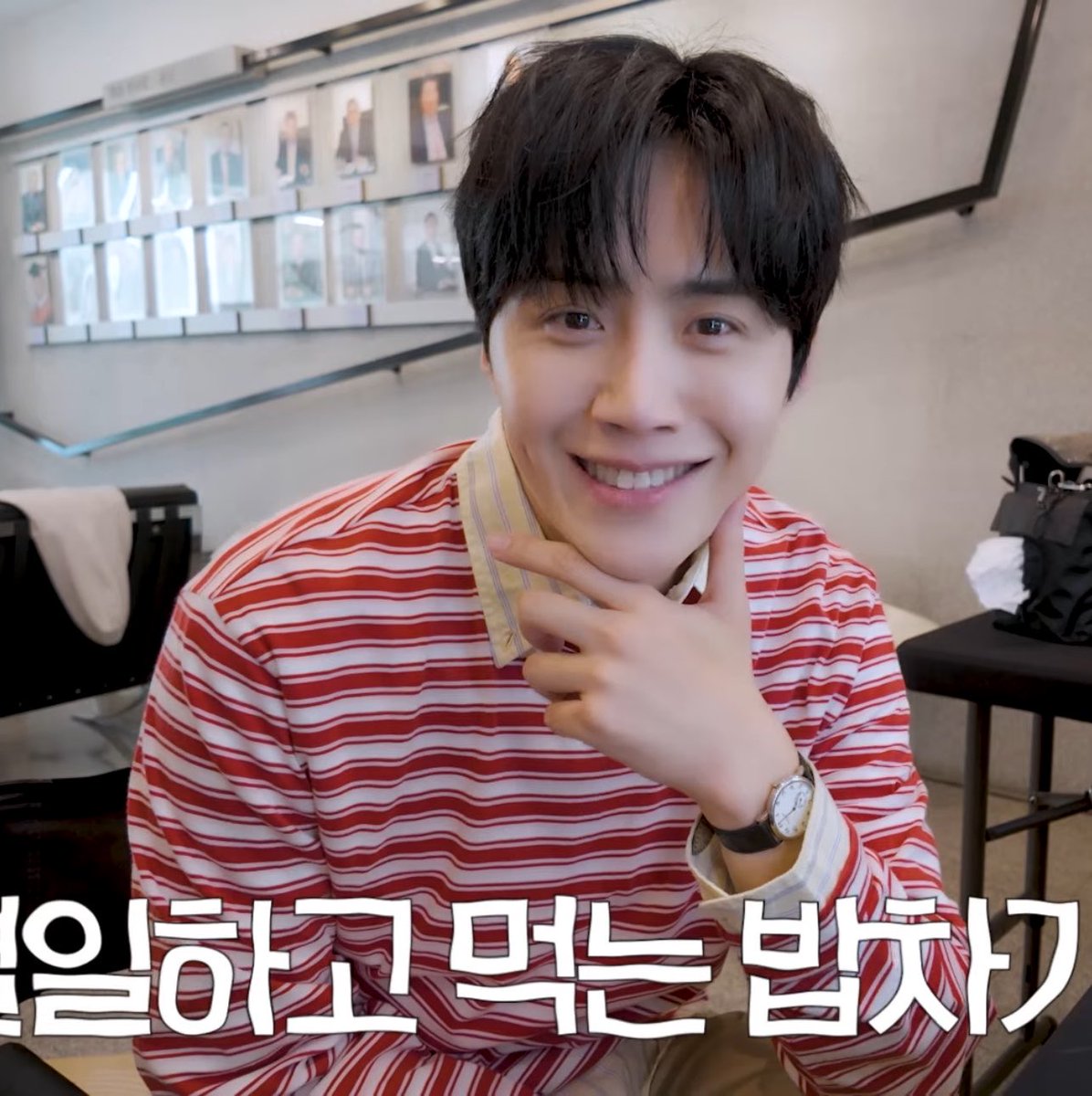 seonhofication's tweet photo. ain’t no way he’s actually 40????😭😭😭 https://t.co/6pwawyAChm