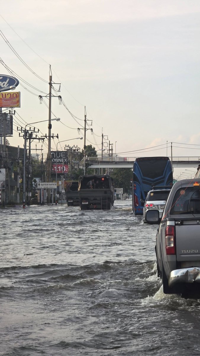 js100radio's tweet photo. 🌊 ระดับน้ำช่วงเย็นค��ับ
📍แยกลำลูกกา - อนุสรณ์สถาน 

(30/9/69) เวลา 17.50 น.

(Cr.ข่าวถึงชาวรังสิต) https://t.co/vpwYGPnUOm
