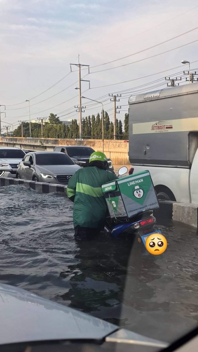 js100radio's tweet photo. 🌊 ระดับน้ำช่วงเย็นค��ับ
📍แยกลำลูกกา - อนุสรณ์สถาน 

(30/9/69) เวลา 17.50 น.

(Cr.ข่าวถึงชาวรังสิต) https://t.co/vpwYGPnUOm