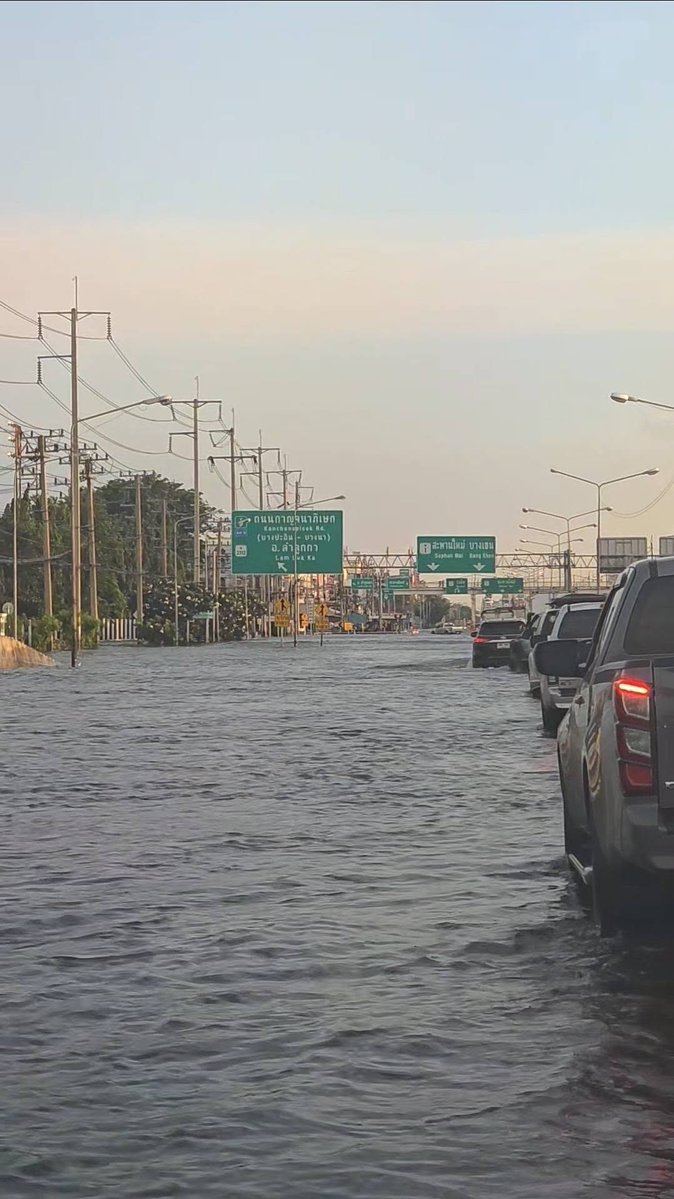 js100radio's tweet photo. 🌊 ระดับน้ำช่วงเย็นค��ับ
📍แยกลำลูกกา - อนุสรณ์สถาน 

(30/9/69) เวลา 17.50 น.

(Cr.ข่าวถึงชาวรังสิต) https://t.co/vpwYGPnUOm