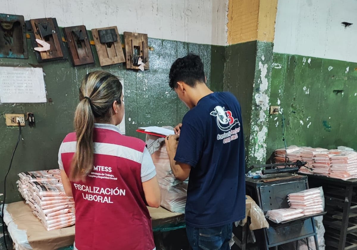 MTESS_PY's tweet photo. #FiscalizaciónLaboral| MTESS interviene empresa tras accidente laboral que afectó a un adolescente

El procedimiento de fiscalización se llevó a cabo en una empresa del rubro de plásticos, ubicada en la ciudad de San Lorenzo, tras recibir una denuncia a través del Fono Ayuda 147 del @MINNAParaguay, relacionada con un accidente laboral que afectó a un adolescente de 16 años.

El equipo fiscalizador realizó verificaciones y entrevistas para recabar información sobre las condiciones en las que el adolescente desarrollaba sus tareas. Durante las actuaciones se constató que había sufrido fracturas en dos dedos de la mano derecha.

La intervención permitió detectar incumplimientos relacionados con la falta de inscripción en el Registro del Adolescente Trabajador (RAT) y en el Instituto de Previsión Social, así como el cumplimiento de trabajos peligrosos mediante la manipulación de máquinas, jornadas superiores a las permitidas para adolescentes, tareas en horario nocturno y la falta de elementos de protección y seguridad.

El MTESS continuará con las actuaciones correspondientes para determinar responsabilidades y aplicar las medidas previstas en la normativa vigente, con énfasis en la protección de los adolescentes frente a trabajos que puedan poner en riesgo su salud, seguridad y desarrollo integral.