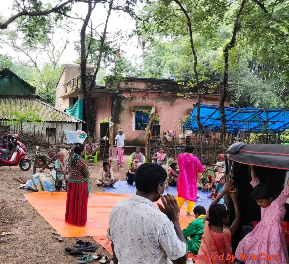 DM_Mayurbhanj's tweet photo. ସେବା ସଂକଳ୍ପ ପର୍ବ ଅବସରରେ କେନ୍ଦ୍ର ଓ ରାଜ୍ୟ ସରକାରଙ୍କ ସେବା କାର୍ଯ୍ୟ ଏବଂ ପ୍ରମୁଖ ଜନକଲ୍ୟାଣକାରୀ ଯୋଜନାର ସଫଳତାକୁ ନେଇ ବଡସିଙ୍ଗାରିଆ ଗ୍ରା.ପ. ରେ ପଥପ୍ରାନ୍ତ ନାଟକ ଆୟୋଜିତ ହୋଇଛି । ନାଟକ ମାଧ୍ୟମରେ ସରକାରଙ୍କ ବିଭିନ୍ନ ଜନକଲ୍ୟାଣମୂଳକ ପଦକ୍ଷେପ ଓ ଏହାର ସୁଫଳ ସମ୍ପର୍କରେ ଜନସାଧାରଣଙ୍କୁ ସଚେତନ କରାଯାଇଛି ।

#Mayurbhanj https://t.co/0HJ0NGMg0H