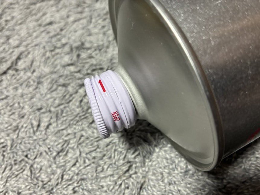 ubaneco's tweet photo. 僕もAmazonでエンジンオイルを２缶購入したら、２缶とも缶がベコベコ・・・
一つは蓋がひしゃげていて開かない・・・
なのに返品は承れないって何故？ https://t.co/IRqAxvyjhM