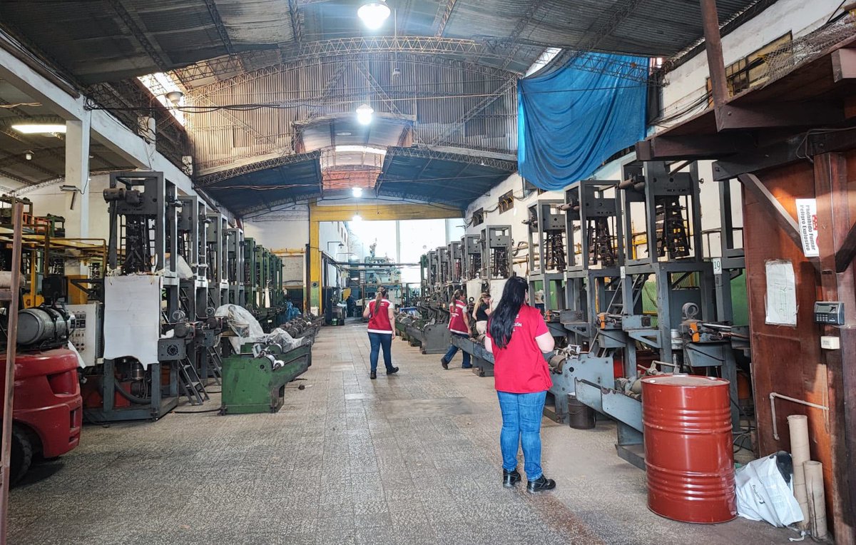 MTESS_PY's tweet photo. #FiscalizaciónLaboral| MTESS interviene empresa tras accidente laboral que afectó a un adolescente

El procedimiento de fiscalización se llevó a cabo en una empresa del rubro de plásticos, ubicada en la ciudad de San Lorenzo, tras recibir una denuncia a través del Fono Ayuda 147 del @MINNAParaguay, relacionada con un accidente laboral que afectó a un adolescente de 16 años.

El equipo fiscalizador realizó verificaciones y entrevistas para recabar información sobre las condiciones en las que el adolescente desarrollaba sus tareas. Durante las actuaciones se constató que había sufrido fracturas en dos dedos de la mano derecha.

La intervención permitió detectar incumplimientos relacionados con la falta de inscripción en el Registro del Adolescente Trabajador (RAT) y en el Instituto de Previsión Social, así como el cumplimiento de trabajos peligrosos mediante la manipulación de máquinas, jornadas superiores a las permitidas para adolescentes, tareas en horario nocturno y la falta de elementos de protección y seguridad.

El MTESS continuará con las actuaciones correspondientes para determinar responsabilidades y aplicar las medidas previstas en la normativa vigente, con énfasis en la protección de los adolescentes frente a trabajos que puedan poner en riesgo su salud, seguridad y desarrollo integral.