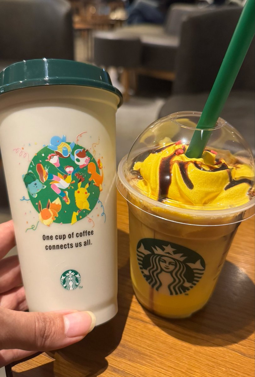 cocokanougame's tweet photo. スタバのピカチュウラテうま！！！

元気な味かと思いきや、大人な甘さでいいぞ！！おススメ⚡️

オンライン戦争は参加できなかったので唯一店舗で買えるタンブラーげちゅ。 https://t.co/hVoYia8CmL