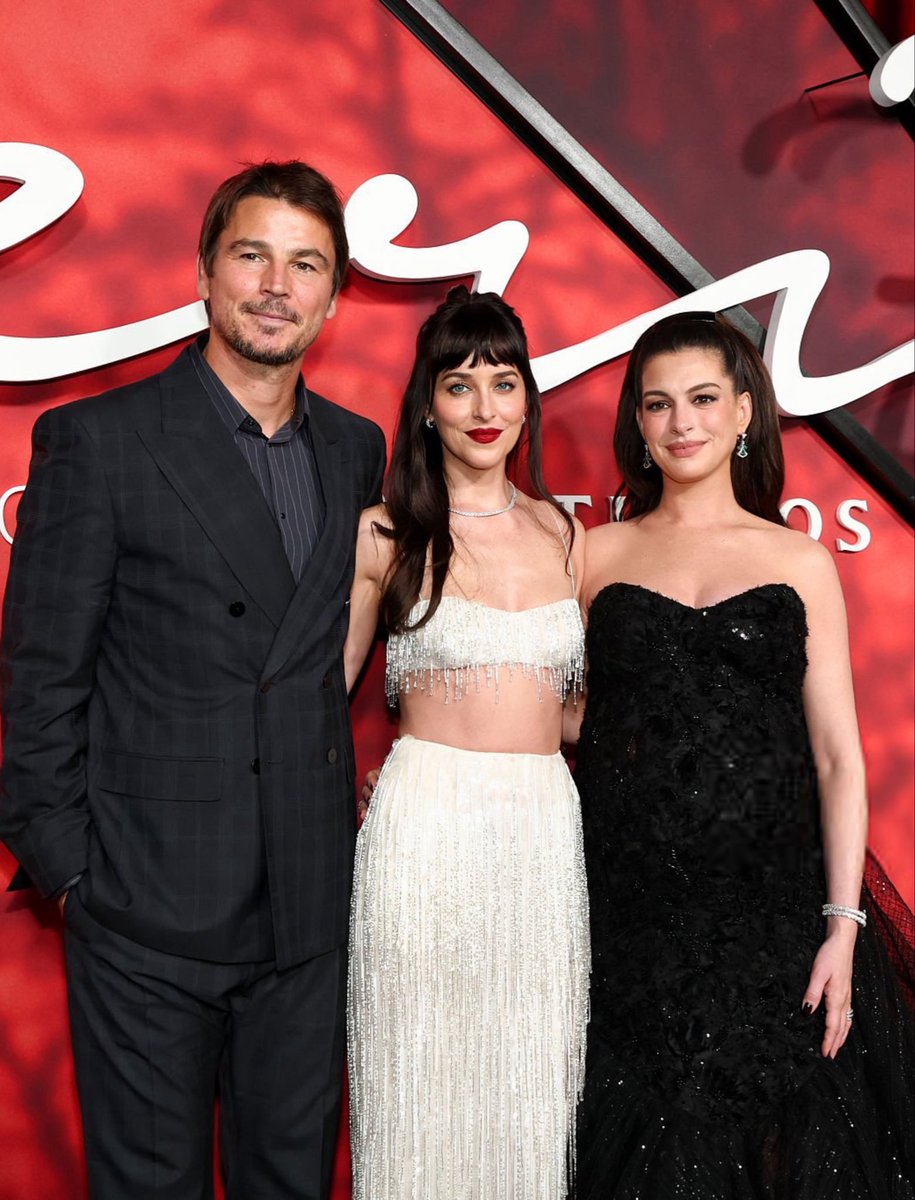 SourceJohnson's tweet photo. September 29th, Dakota, Anne Hathaway and Josh Hartnett attending the Verity premiere in New York ❤️ #DakotaJohnson #Verity https://t.co/RhsgGtDqrB