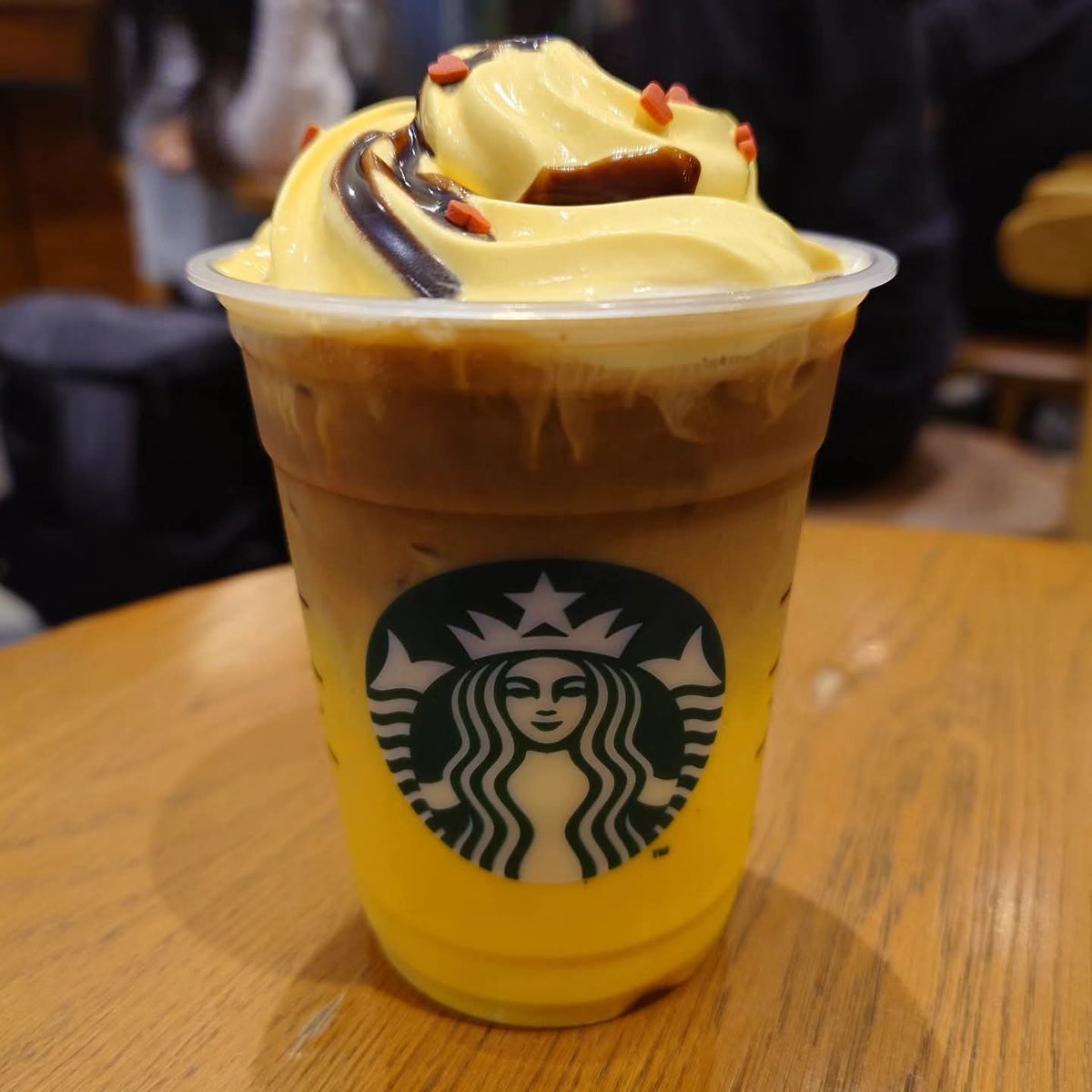 hirohikoasai's tweet photo. 週の真ん中水曜日✌️
会社帰りのいつものスタバです✨
今日から発売の"ピカチュウハニークリームラテ"⚡️
ピカチュウ⚡️をイメージしたはちみつとキャラメルとエスプレッソが香るラテ☕
ハート型シュガー❤がトッピングされているよ😉
オリジナルステッカーもゲットだぜ👍
#ピカチュウハニークリームラテ https://t.co/til771ke12