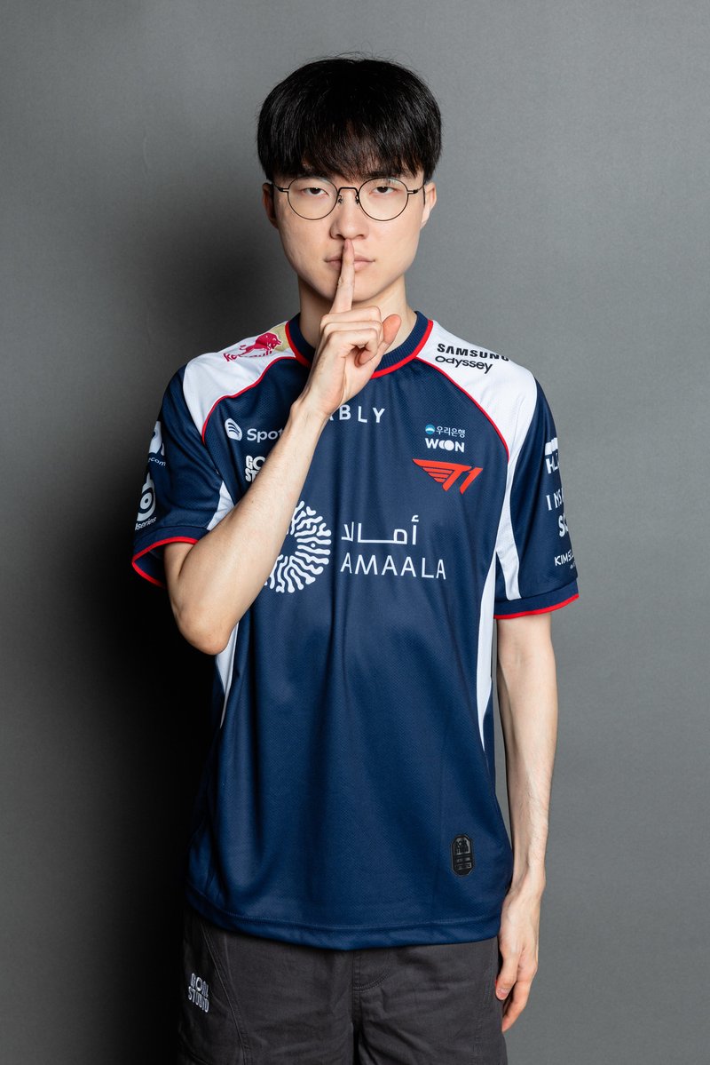 LegendsDraftgg's tweet photo. All roads lead to him. Does your draft? 👑

Faker in your Worlds squad, or are you backing someone to take his throne?

Build yours 👉 https://t.co/kXwzAz25je

#Worlds2026 #T1 #LegendsDraft https://t.co/MD2QyO2OqU