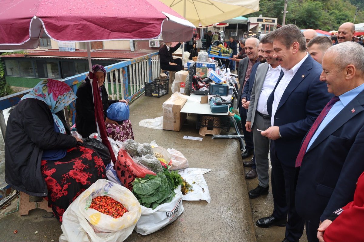 cuneytyuksel_'s tweet photo. 📍 Maçka / Trabzon

Maçka’da çarşının bereketine, esnafımızın samimi sohbetine ortak olduk.

İlçe Başkanımız Turgay Çoban ve Belediye Başkanımız Koray Koçhan ile birlikte esnafımızın kapısını çaldık; hâl hatır sorduk, çaylarını içtik, talep ve düşüncelerini dinledik.

Güler yüzleri ve gönülden muhabbetleri için her birine ayrı ayrı teşekkür ediyor, hayırlı ve bereketli kazançlar diliyorum.

@AKPartiTrabzon 
@ak_macka