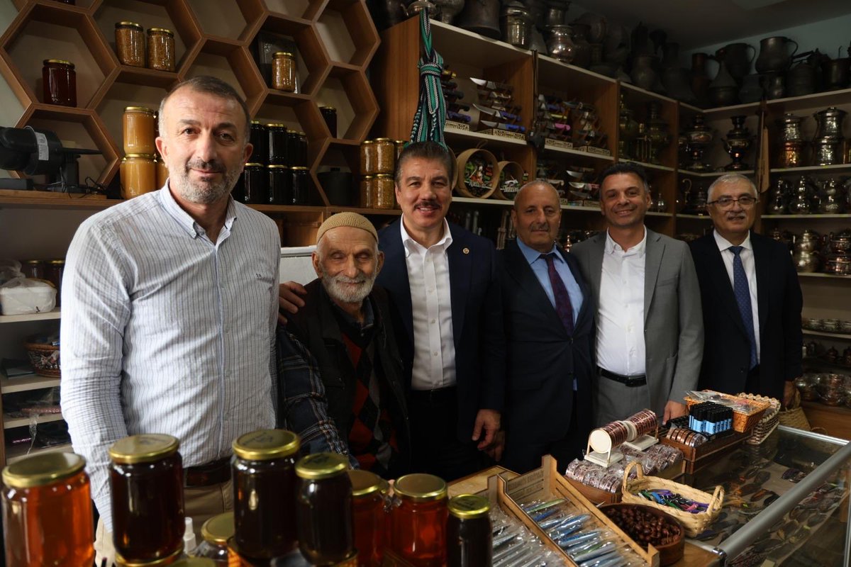 cuneytyuksel_'s tweet photo. 📍 Maçka / Trabzon

Maçka’da çarşının bereketine, esnafımızın samimi sohbetine ortak olduk.

İlçe Başkanımız Turgay Çoban ve Belediye Başkanımız Koray Koçhan ile birlikte esnafımızın kapısını çaldık; hâl hatır sorduk, çaylarını içtik, talep ve düşüncelerini dinledik.

Güler yüzleri ve gönülden muhabbetleri için her birine ayrı ayrı teşekkür ediyor, hayırlı ve bereketli kazançlar diliyorum.

@AKPartiTrabzon 
@ak_macka