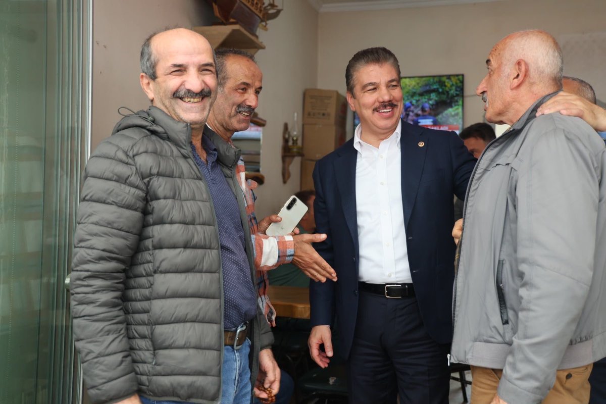 cuneytyuksel_'s tweet photo. 📍 Maçka / Trabzon

Maçka’da çarşının bereketine, esnafımızın samimi sohbetine ortak olduk.

İlçe Başkanımız Turgay Çoban ve Belediye Başkanımız Koray Koçhan ile birlikte esnafımızın kapısını çaldık; hâl hatır sorduk, çaylarını içtik, talep ve düşüncelerini dinledik.

Güler yüzleri ve gönülden muhabbetleri için her birine ayrı ayrı teşekkür ediyor, hayırlı ve bereketli kazançlar diliyorum.

@AKPartiTrabzon 
@ak_macka