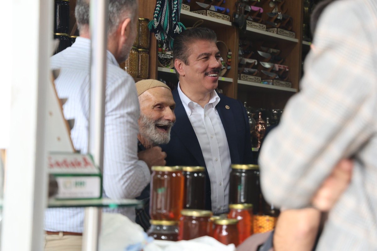 cuneytyuksel_'s tweet photo. 📍 Maçka / Trabzon

Maçka’da çarşının bereketine, esnafımızın samimi sohbetine ortak olduk.

İlçe Başkanımız Turgay Çoban ve Belediye Başkanımız Koray Koçhan ile birlikte esnafımızın kapısını çaldık; hâl hatır sorduk, çaylarını içtik, talep ve düşüncelerini dinledik.

Güler yüzleri ve gönülden muhabbetleri için her birine ayrı ayrı teşekkür ediyor, hayırlı ve bereketli kazançlar diliyorum.

@AKPartiTrabzon 
@ak_macka