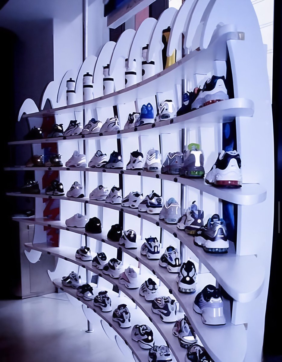 luusssso's tweet photo. The incredible interiors of NikeTown NYC // 1997

 Y2K Techno Futurism at its peak https://t.co/BYjHxHL8uv
