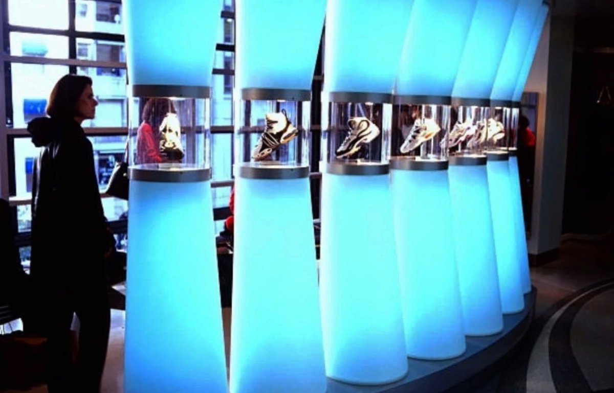 luusssso's tweet photo. The incredible interiors of NikeTown NYC // 1997

 Y2K Techno Futurism at its peak https://t.co/BYjHxHL8uv
