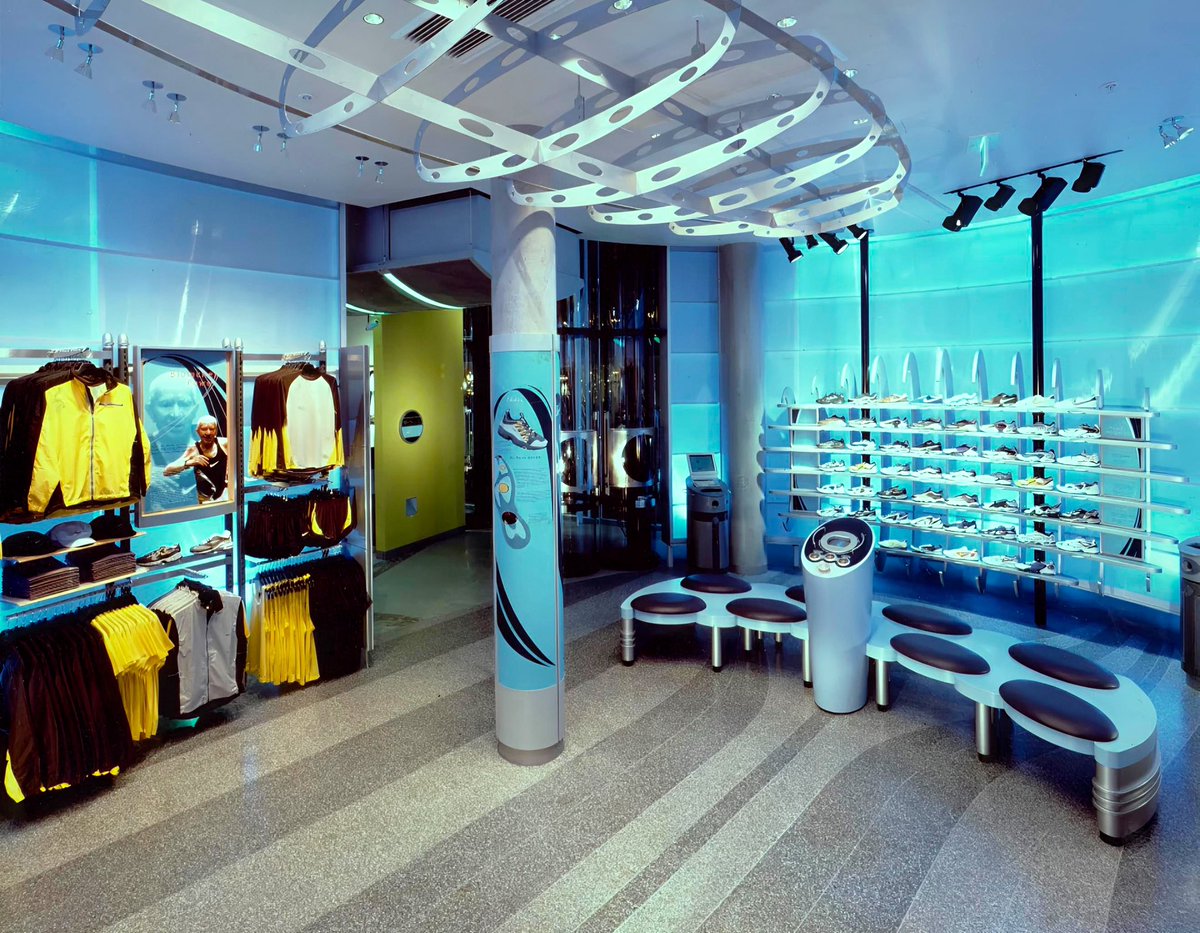 luusssso's tweet photo. The incredible interiors of NikeTown NYC // 1997

 Y2K Techno Futurism at its peak https://t.co/BYjHxHL8uv