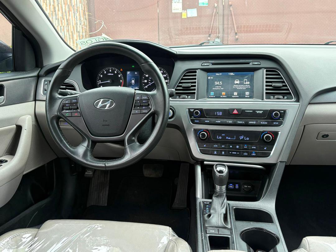 Leeautox_import's tweet photo. One of our best selling cars is Hyundai.
Especially from our Nigerian customers.
This 2016 Hyundai sonata 
016 sport
Push to start
BSM is available for 
13,500,000

Who want?
Send a dm now.
Dont snooze

#hyundai 
https://t.co/kZ76wQGPCq https://t.co/io3KCD1mop