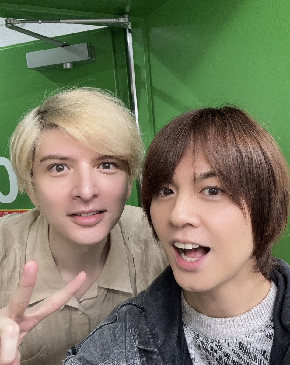 Kenji_Staff's tweet photo. 浦井です！
#メイビーハッピーエンディング いよいよ始動です！
#上田一豪さん と共に、再演ならではの取り組みが出来そうです！！
稽古場で再会した #城田優くん と！
優とまた作品創りたいなぁ！ https://t.co/v0YM4mYjEd