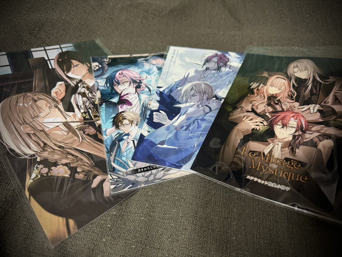 sasakure_MM's tweet photo. どうにか収納したくてミラミスの小冊子を引っ張り出してきたけど、エビテンだけデカいのどうにかならんかったんか……と思ってしまう(他は全部サイズ一緒) https://t.co/lraJZuvJTL