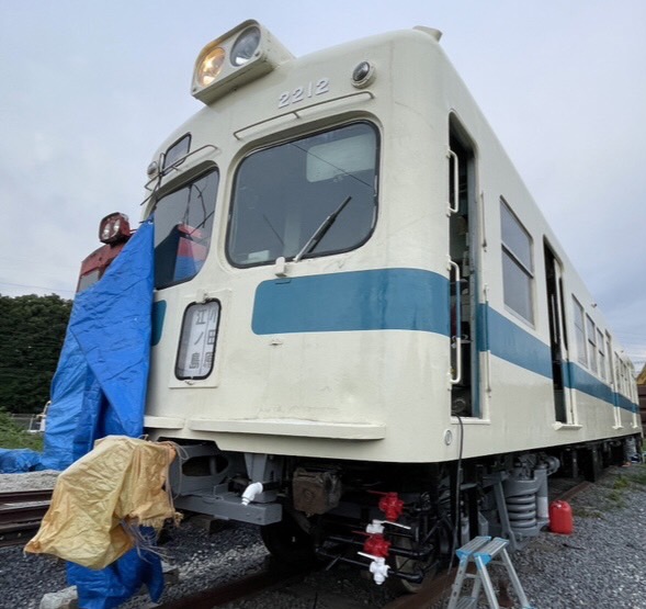 ABFM2200's tweet photo. 【活動報告更新】
デハ2212の車内は少しずつ小田急線時代の姿へ。
会員メンバーによる「2212を小田急線時代に退化(復元)させる」お話です。
運転台の機器類について、富士急行線譲渡後に追設・塗装された機器も確認の上で復元を進めております。
修繕へご支援お願いします。
https://t.co/PSdgFKYlUZ https://t.co/21UZ0bcZzK