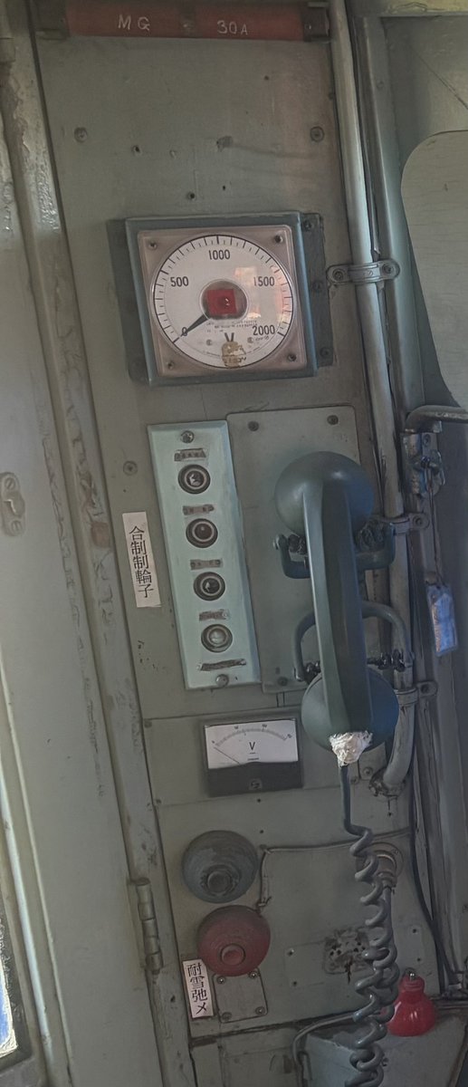 ABFM2200's tweet photo. 【活動報告更新】
デハ2212の車内は少しずつ小田急線時代の姿へ。
会員メンバーによる「2212を小田急線時代に退化(復元)させる」お話です。
運転台の機器類について、富士急行線譲渡後に追設・塗装された機器も確認の上で復元を進めております。
修繕へご支援お願いします。
https://t.co/PSdgFKYlUZ https://t.co/21UZ0bcZzK