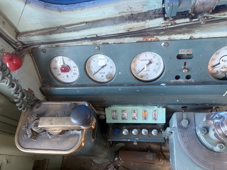 ABFM2200's tweet photo. 【活動報告更新】
デハ2212の車内は少しずつ小田急線時代の姿へ。
会員メンバーによる「2212を小田急線時代に退化(復元)させる」お話です。
運転台の機器類について、富士急行線譲渡後に追設・塗装された機器も確認の上で復元を進めております。
修繕へご支援お願いします。
https://t.co/PSdgFKYlUZ https://t.co/21UZ0bcZzK