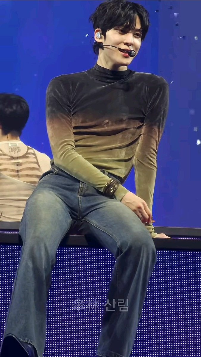 freakyunhoo's tweet photo. I swear I'd do anything to ride yh's thighs. https://t.co/c9sjR6pvnk