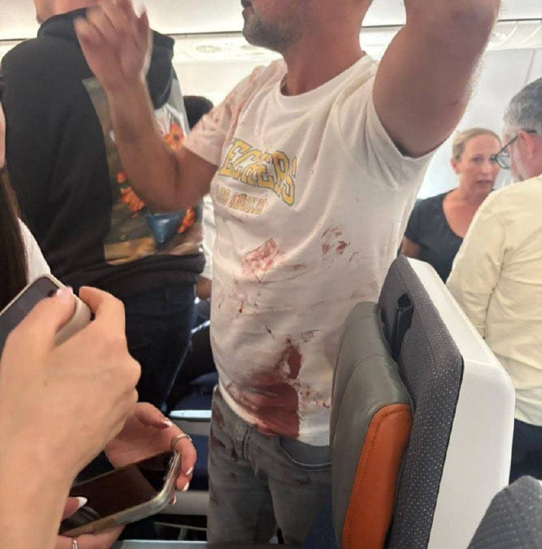 ev0123456789's tweet photo. ✈️【速報🚨 衝撃詳細 ／ 高度3万フィートで副操縦士が「アッラー・アクバル」と叫び暴走——機長をめった刺し、墜落を狙った恐怖の数分間】

ドバイからイスラエル（ベン・グリオン国際空港）へ向かっていたフライドバイFZ1073便（ボーイング737／乗客180名）で発生した、最悪のハイジャック・自爆未遂事案。
複数の目撃証言と当局の速報により、悲惨な機内の全貌が明らかになりました。

✅️【コックピットで起きた狂気と緊迫のタイムライン】

1️⃣ 突然の襲撃と過激スローガン‼️

巡航高度30,000フィート（約9,000m）を上空飛行中、操縦室内にいた副操縦士が、突如「アッラー・アクバル（神は偉大なり）」と叫び、刃物を取り出して機長へ襲いかかりました。
機長は頭部や身体を複数箇所刺され、流血する事態に。

2️⃣ 操縦桿の強奪と絶叫の急降下‼️

副操縦士は重傷を負った機長から力づくで操縦権を奪い取り、機体を道連れに墜落させるべく過激な操縦を開始。
機体はわずか数分間で30,000フィートから15,000フィートへと一気に急降下し、客室内は悲鳴と悲痛な叫び声でパニックに陥りました。

3️⃣ 乗客・客室乗務員による決死のコックピット突入‼️

急降下の衝撃と機長の悲鳴を察知した客室乗務員、および偶然搭乗していたイスラエル人乗客（元兵士・医療関係者ら）が死力を尽くしてコックピットの扉を突破。
暴れる副操縦士に組みつき、力づくで取り押さえて完全拘束しました。

4️⃣ サウジアラビアへの緊急着陸と救助‼️

トランスポンダーからハイジャック警戒信号（Squawk 7500）および緊急事態信号（7700）が発出される中、同乗していた歯科医師の乗客らが手持ちの機材で血まみれの機長に応急処置を実施。
間一髪のところで最寄りのサウジアラビア・タブーク（Tabuk）空港へダイバート（緊急着陸）を果たしました。

😱😱😱