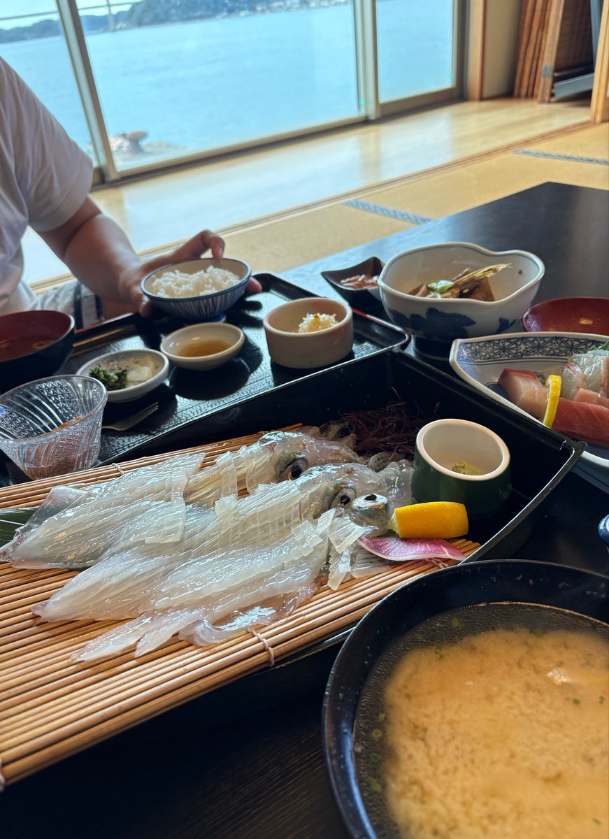 kaoripomupomu's tweet photo. 動くイカ刺身定食　佐賀県の呼子 https://t.co/f8vk6GKw2Z