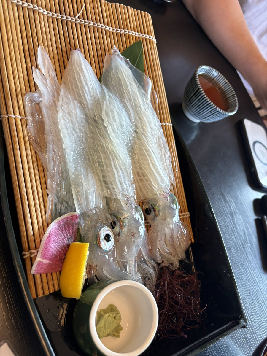 kaoripomupomu's tweet photo. 動くイカ刺身定食　佐賀県の呼子 https://t.co/f8vk6GKw2Z